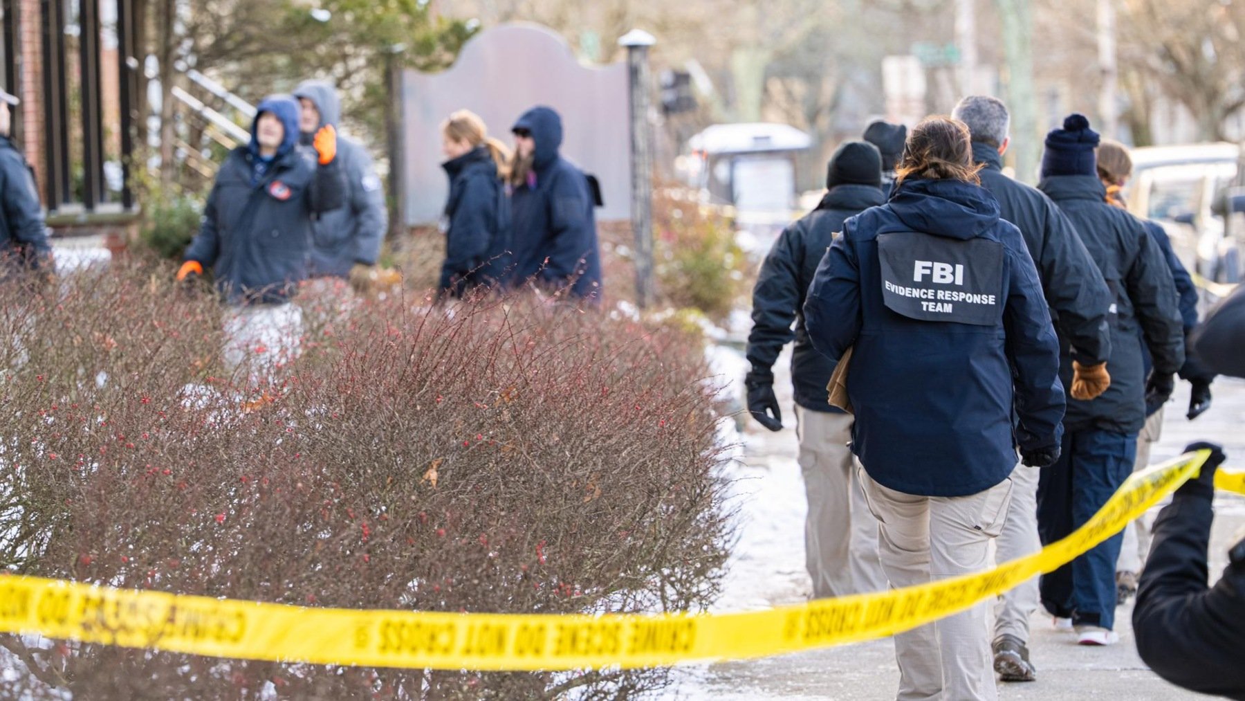 Agentes del FBI investigan cerca de la Universidad Brown en Providence. (EFE)