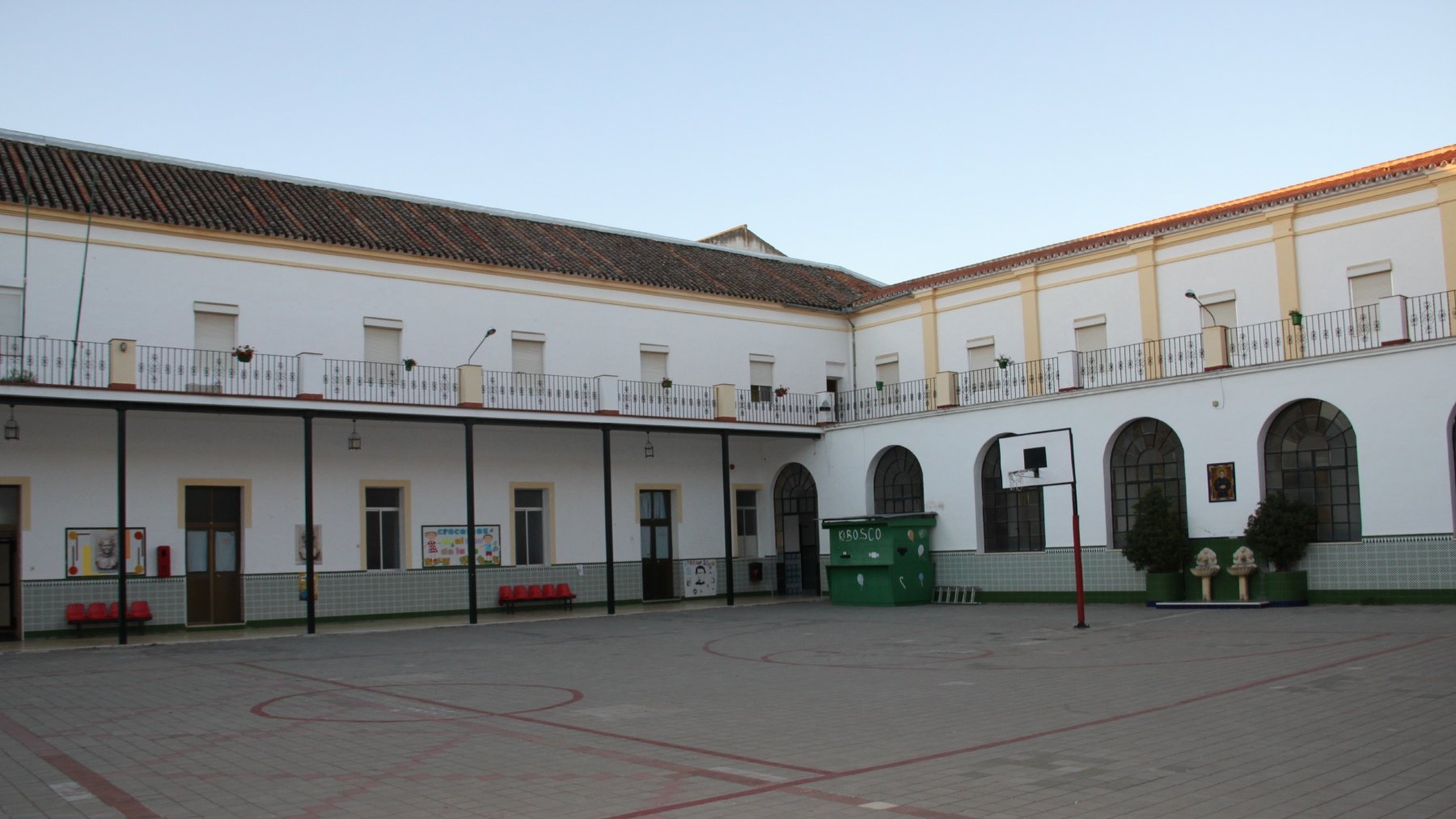 Detienen a un profesor de Antequera por abusar de una alumna de 12 años en el patio del colegio