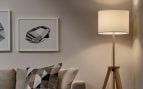 Parece una lámpara de pie sencilla, pero esta de IKEA va a cambiar por completo el ambiente de tu salón