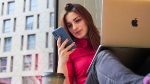 Cómo se escribe 'teletrabajo' en español según la RAE, teletrabajo o tele-trabajo según la RAE, teletrabajo en el diccionario de la RAE, teletrabajo en español.