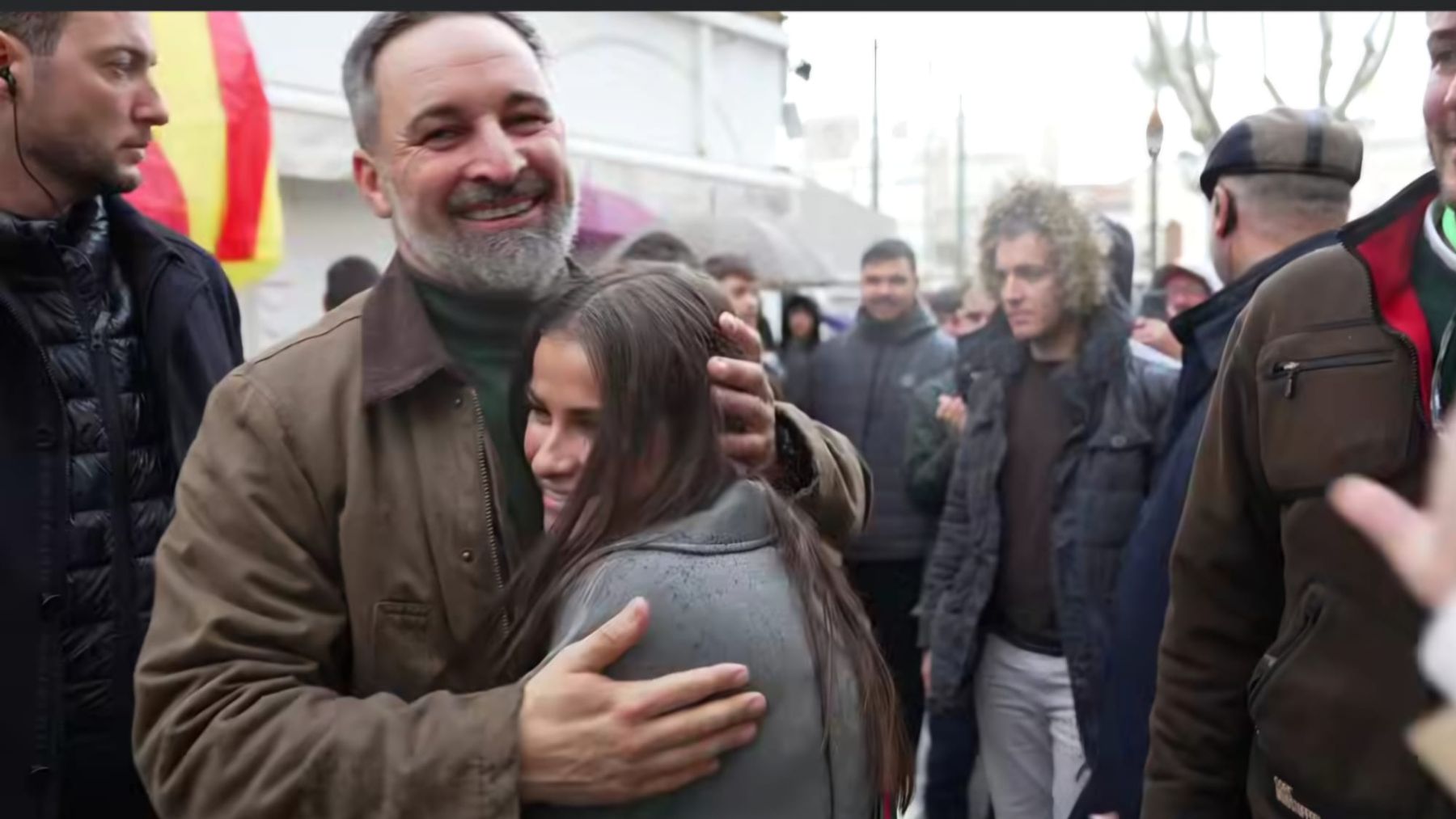 Victoria, la joven que se tatuó el ¡Viva España! que Abascal le escribió en el brazo: Conmigo hasta la tumba