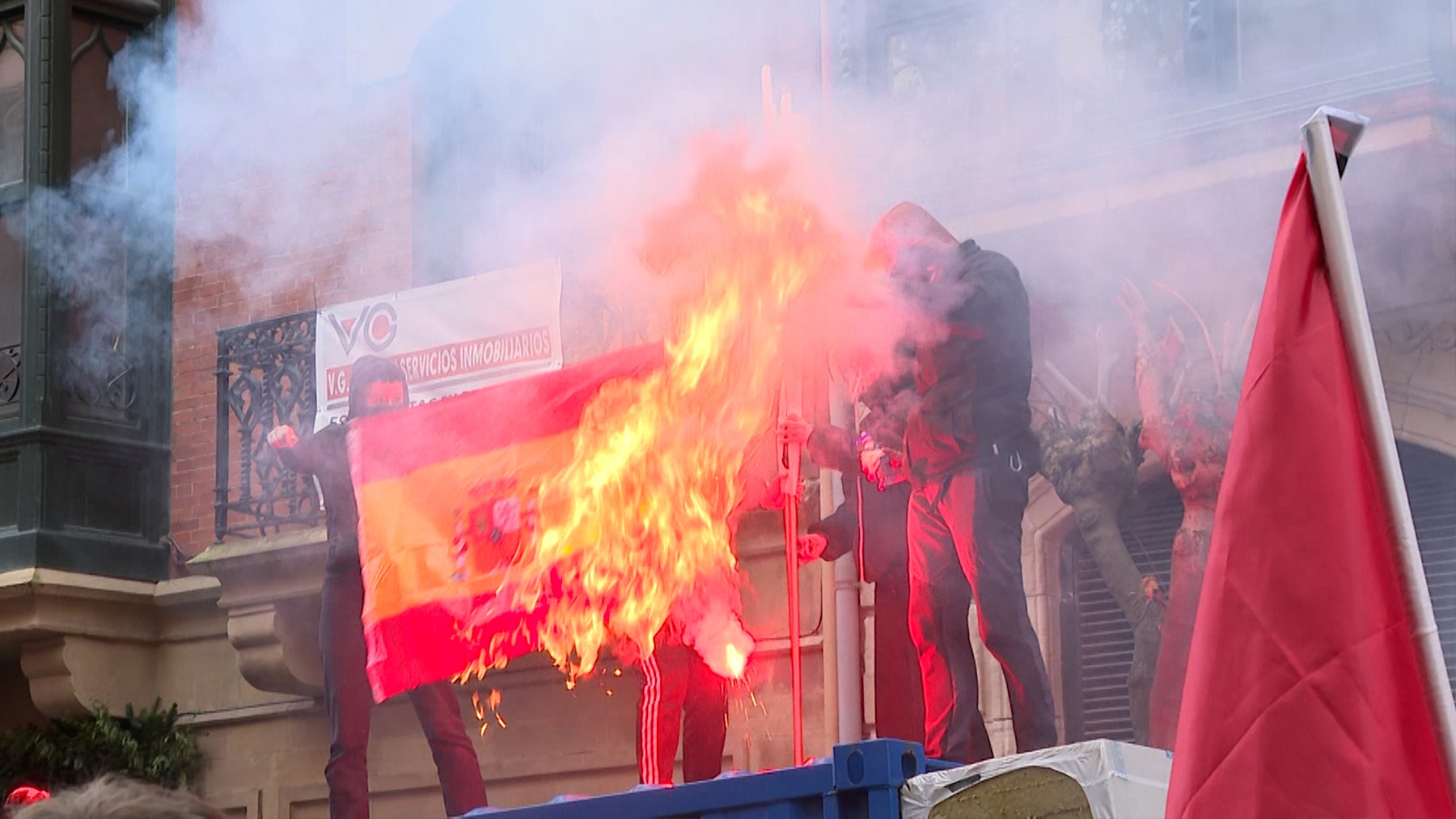 Los cachorros de Otegi queman una bandera de España en una protesta por la independencia en Bilbao