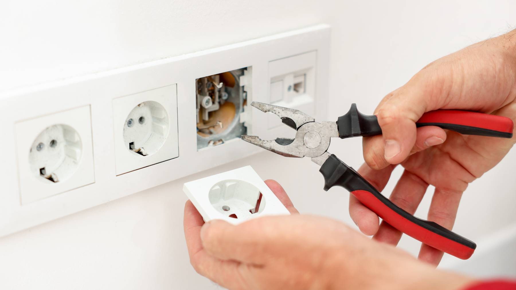 Adiós a los enchufes de siempre: llega a España su sustituto y es mucho más práctico y cómodo