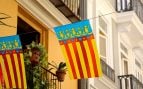 Banderas de Valencia en una calle de fiestas