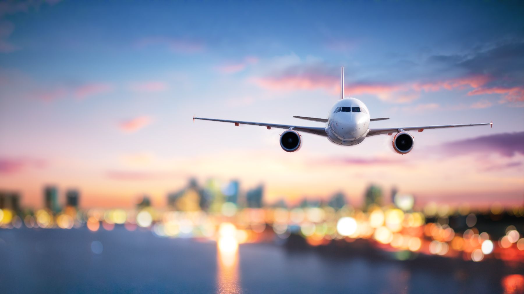 Los vuelos en avión nos permiten viajar a otros países en pocas horas.