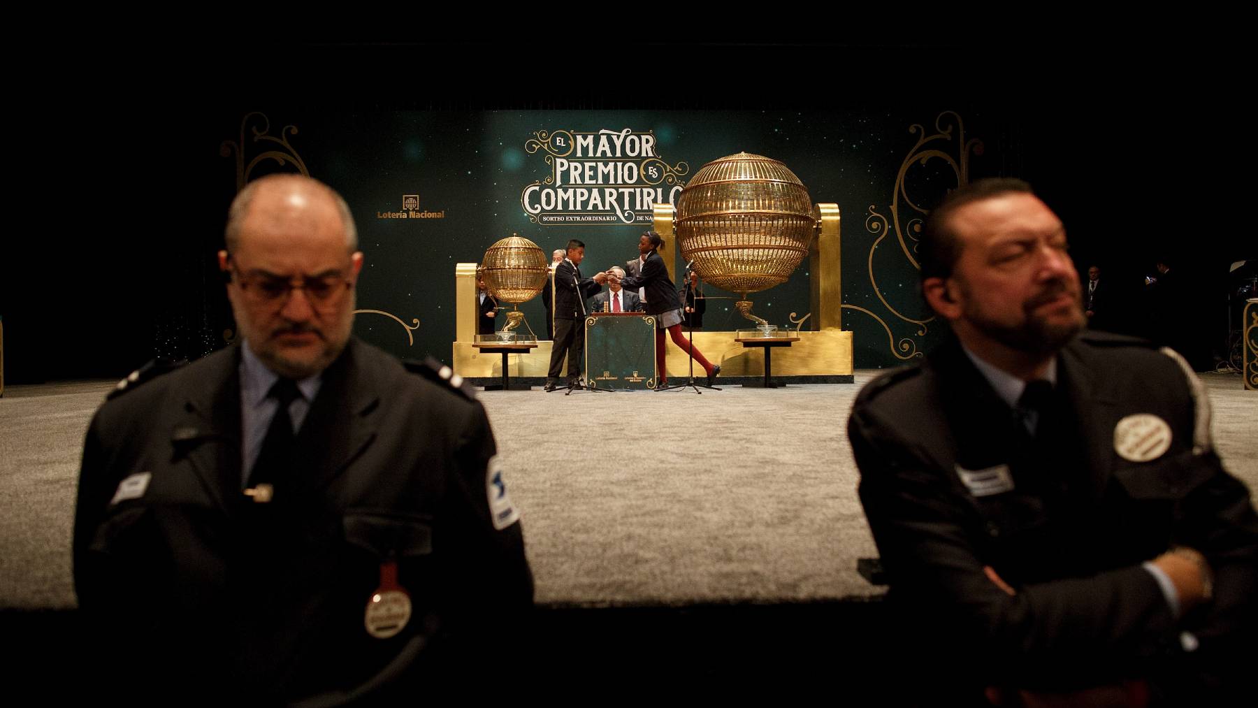 Echan a un señor del Teatro Real por liarla en pleno sorteo de la Lotería de Navidad: Le tocó...