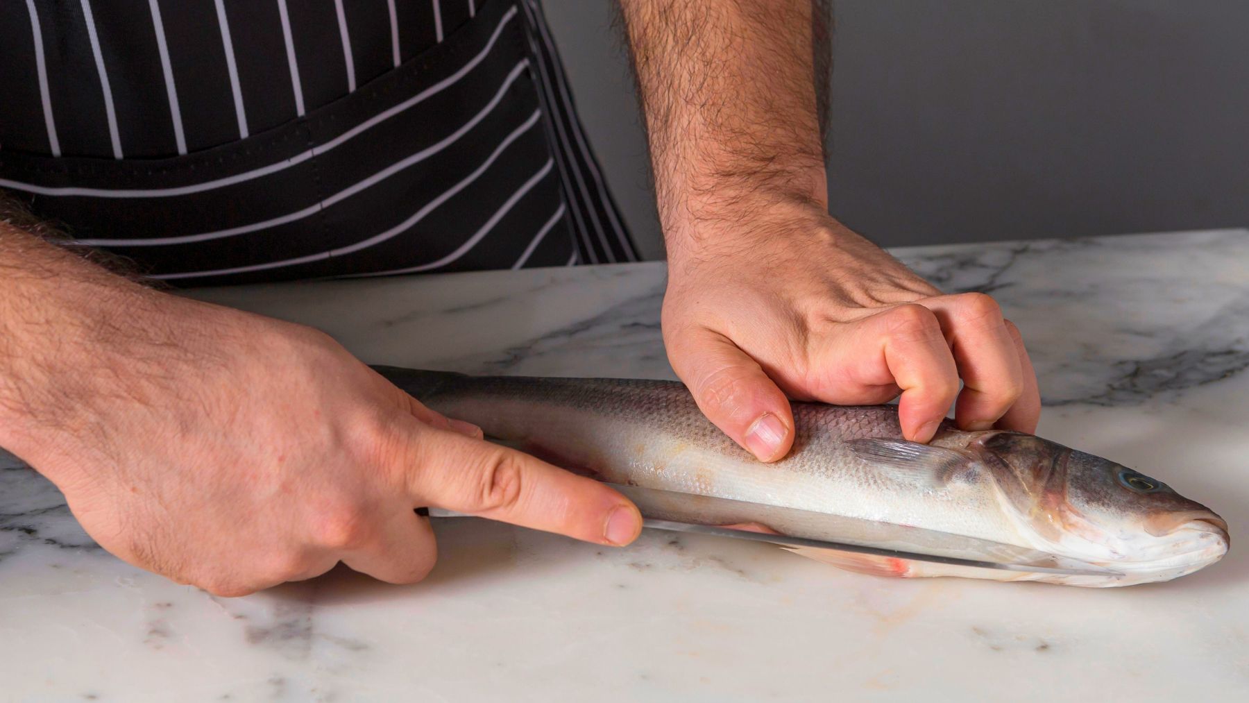 Un pescadero catalán pone el grito en el cielo: Muchas merluzas de pescadería llevan parásitos en esta zona