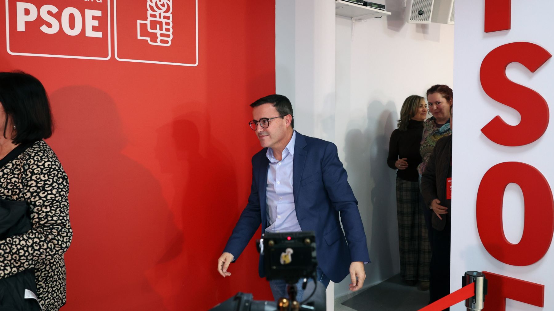 El procesado Gallardo dimite como líder del PSOE de Extremadura tras la debacle electoral histórica