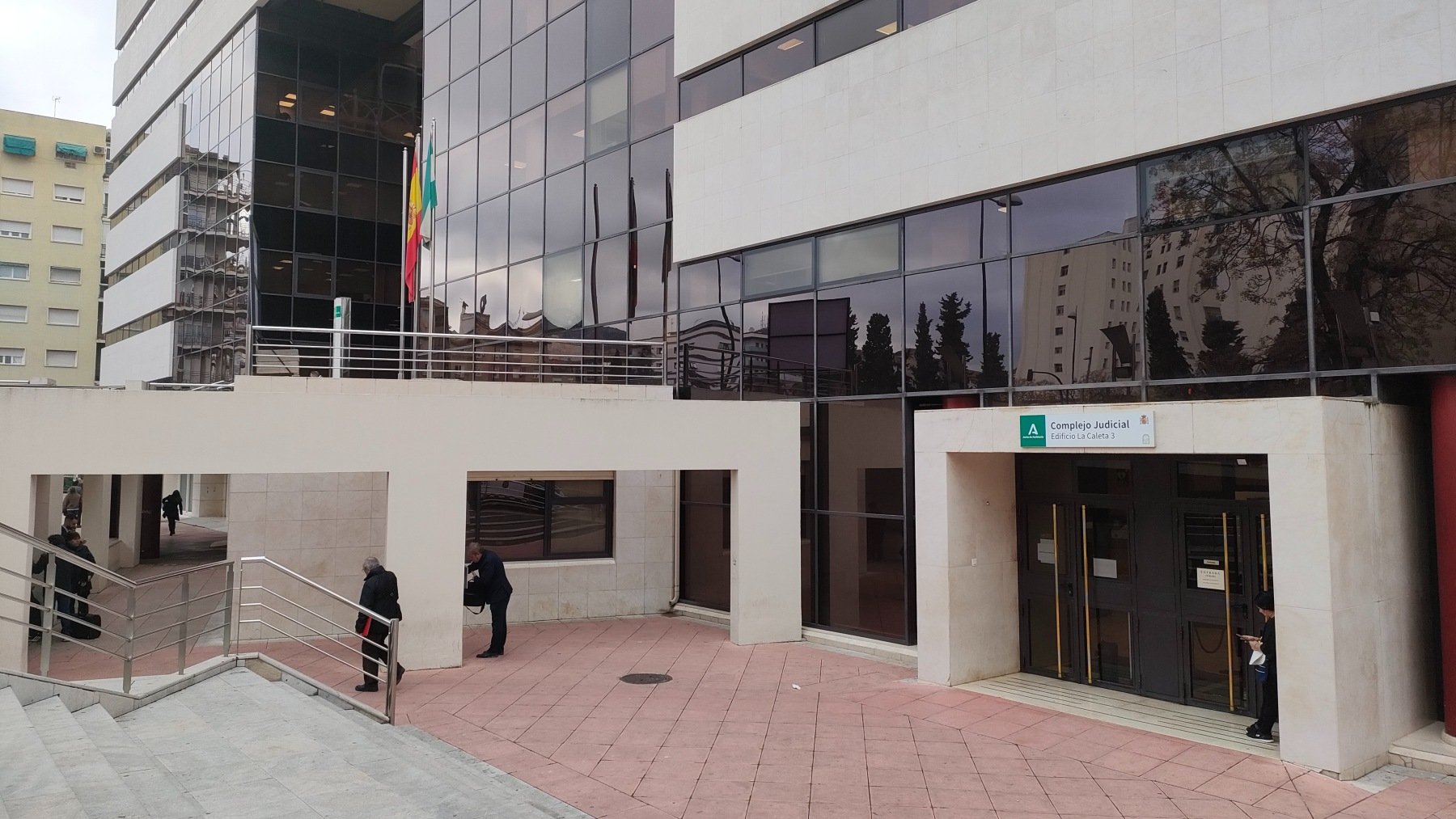 Investigan a un cura de Granada por pedirle sexo oral a una mujer y decirle que se masturba con su foto