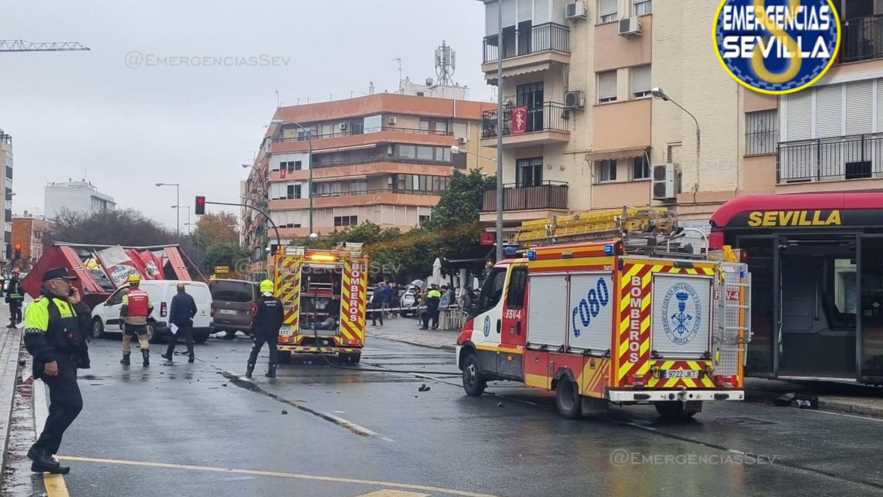 Una docena de heridos en Sevilla tras desmayarse un conductor de autobús y chocar contra una peluquería