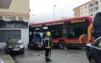 Una docena de heridos en Sevilla tras desmayarse un conductor de autobús y chocar contra una peluquería