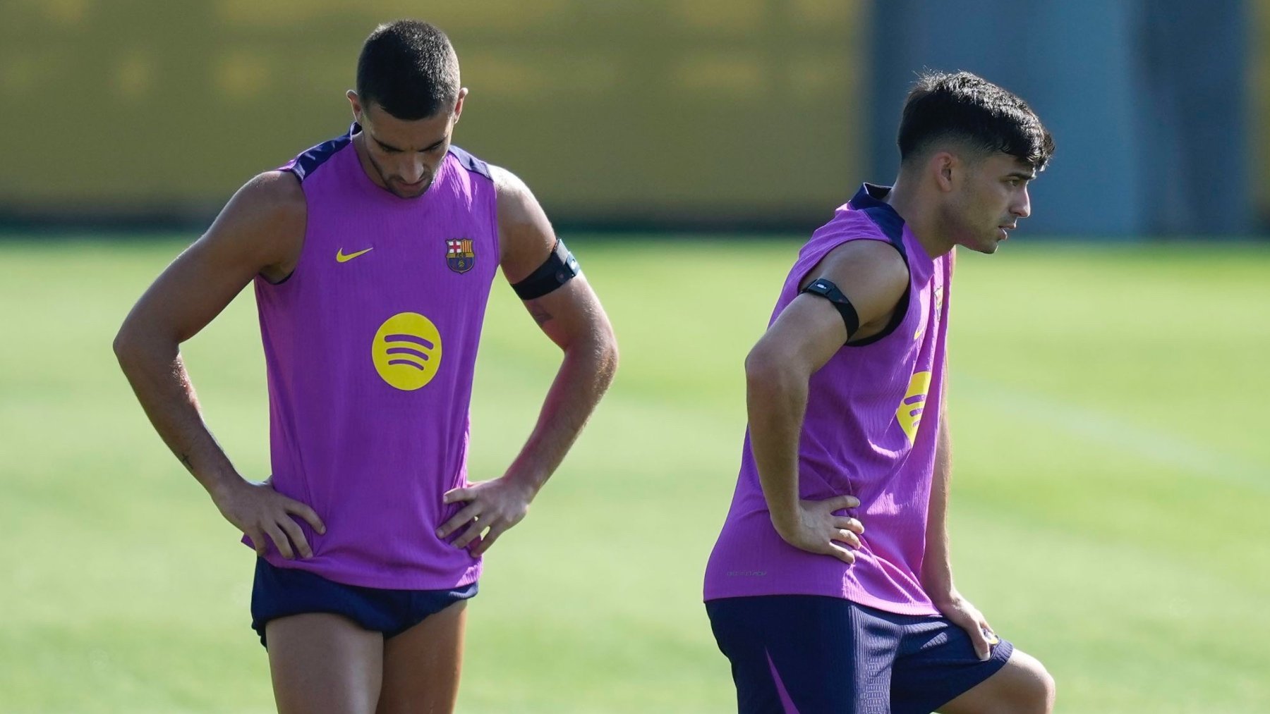 Pedri González y Ferran Torres, en un entrenamiento del Barça. (EFE)