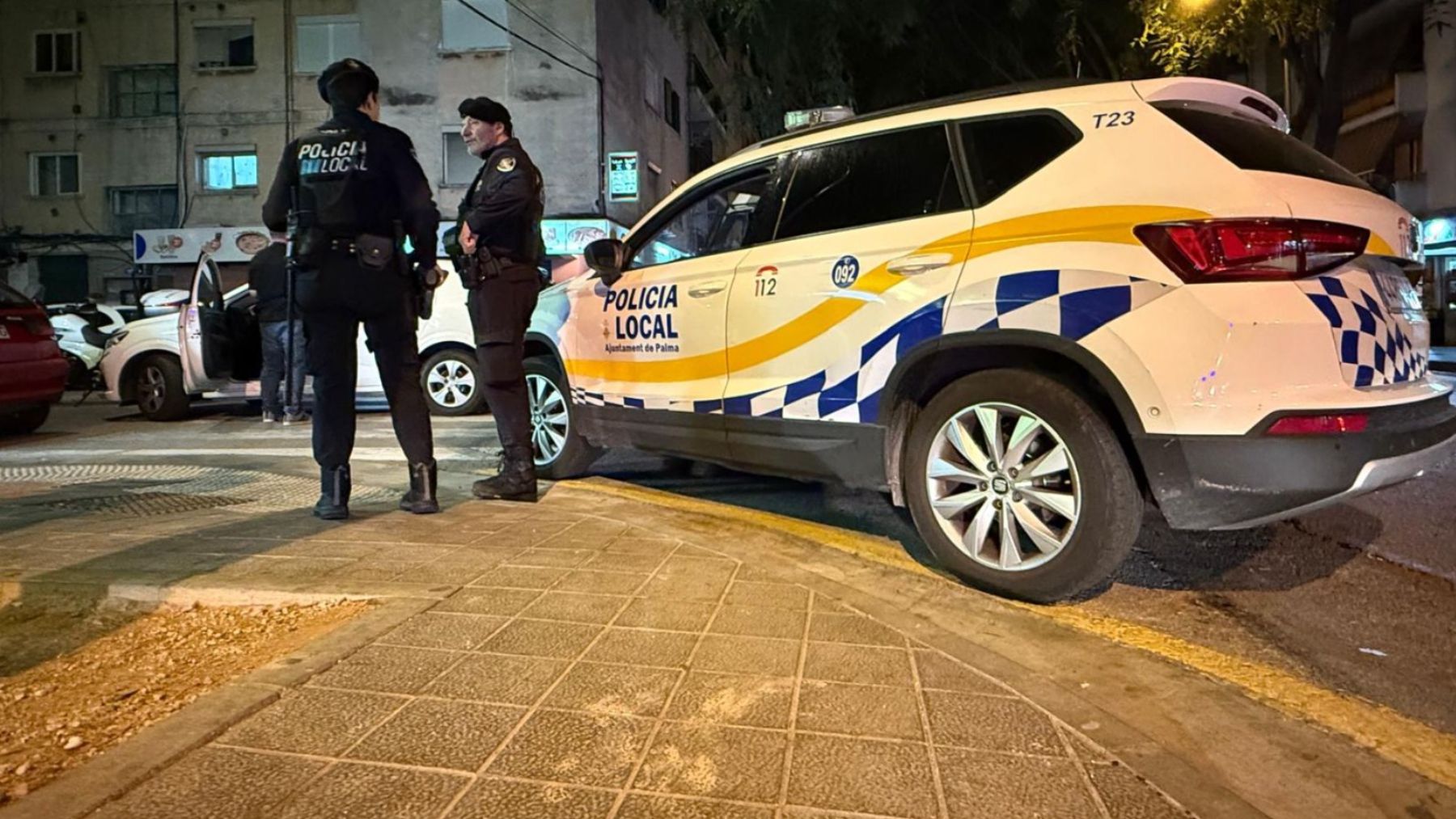 Dos agentes de Policía Local de Palma.