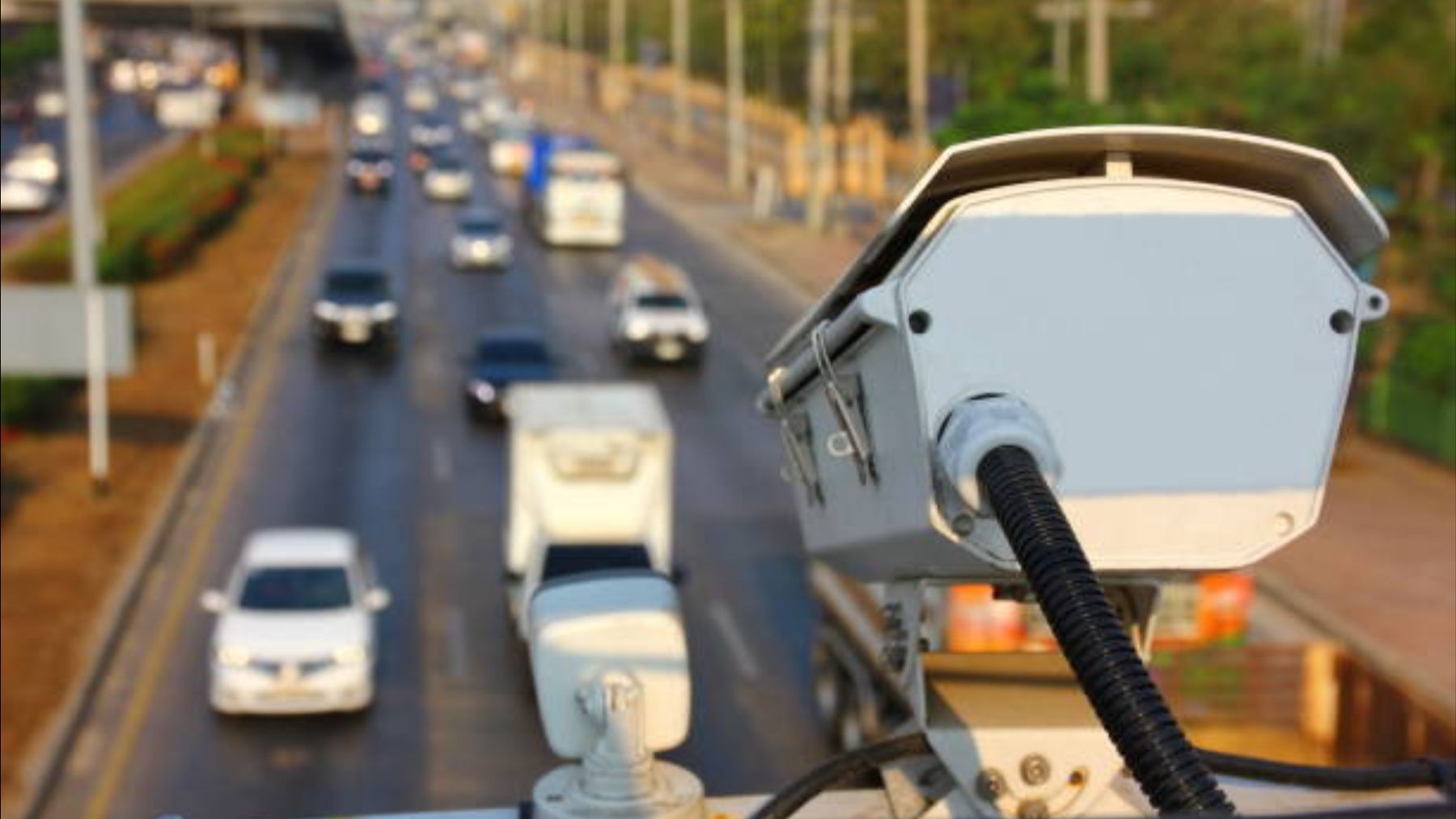 La DGT desata la polémica en Madrid: instala las únicas cámaras de toda España que multan por pisar una línea continua (y sabemos dónde están)