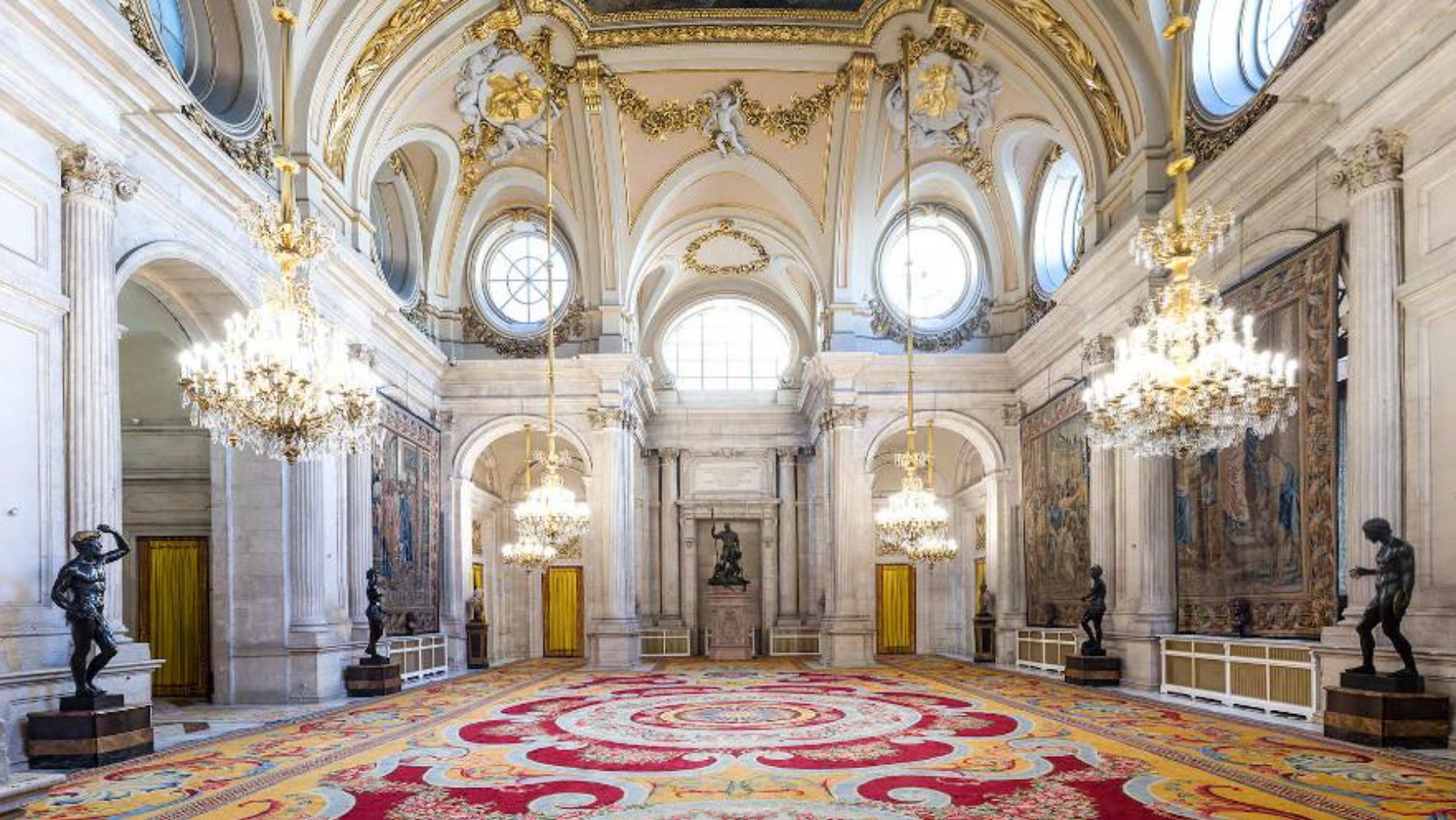 Las curiosidades del discurso del Rey: de pie, en el Salón de Columnas y rodeado de símbolos navideños