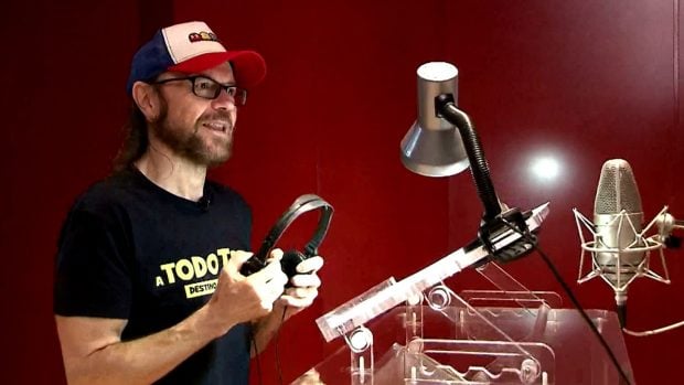 Santiago Segura en una de las grabaciones de Viaje al centro de la tele como narrador (RTVE).