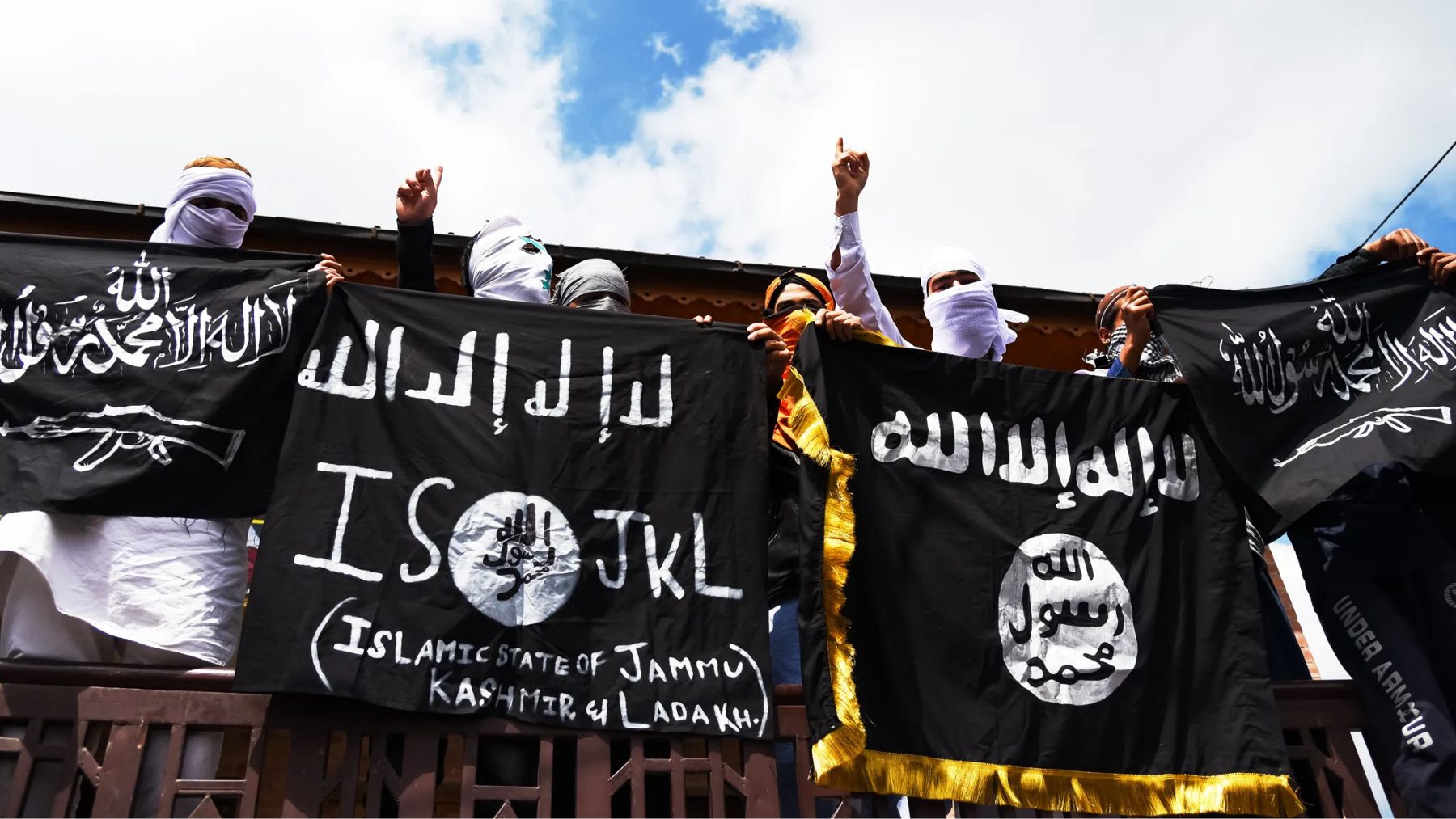 El ISIS manda a sus terroristas matar a los cristianos a martillazos para sacar la Trinidad de sus mentes