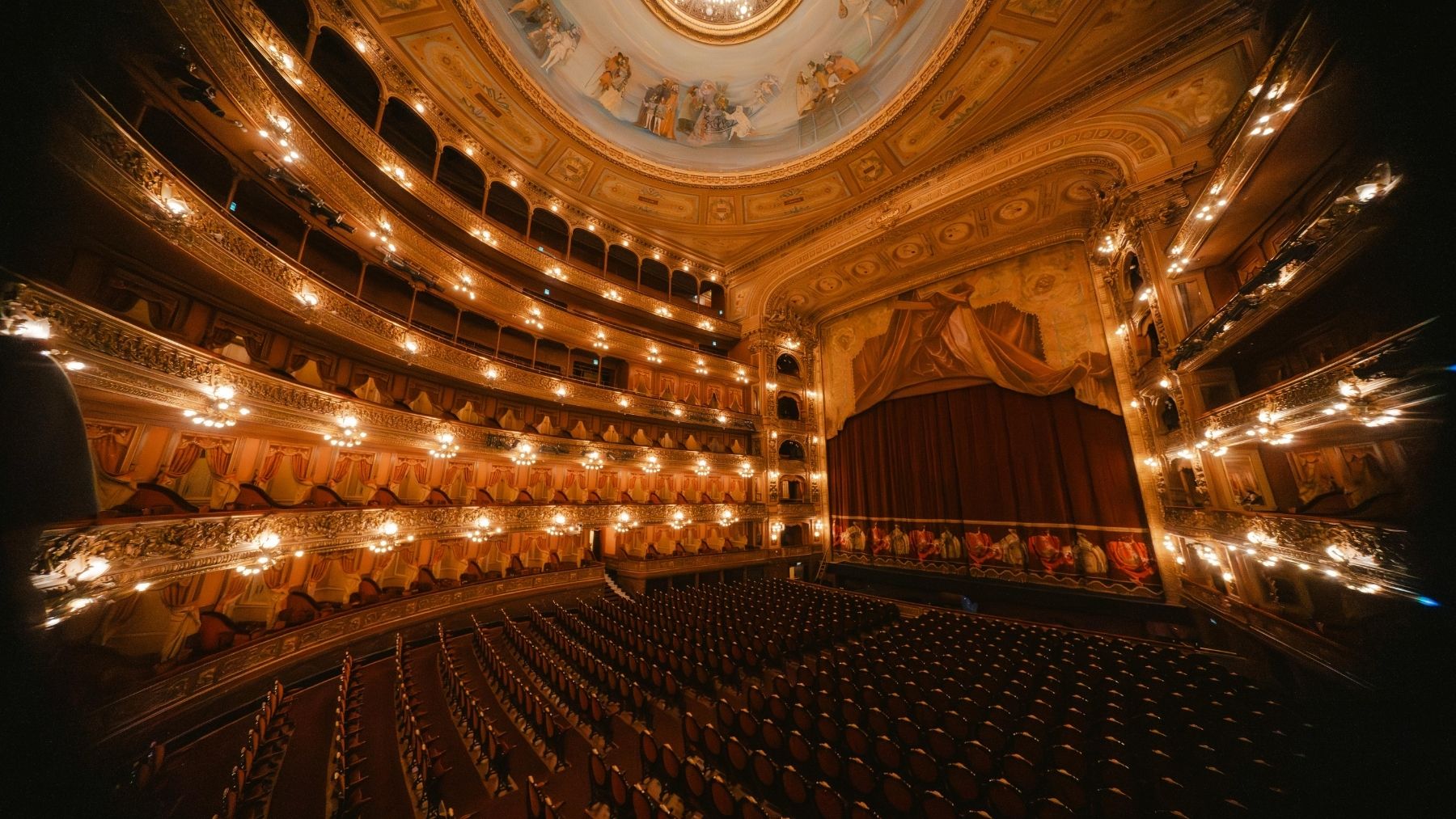 El edificio que fue teatro, iglesia y prisión, ahora resuena con aplausos como nunca antes