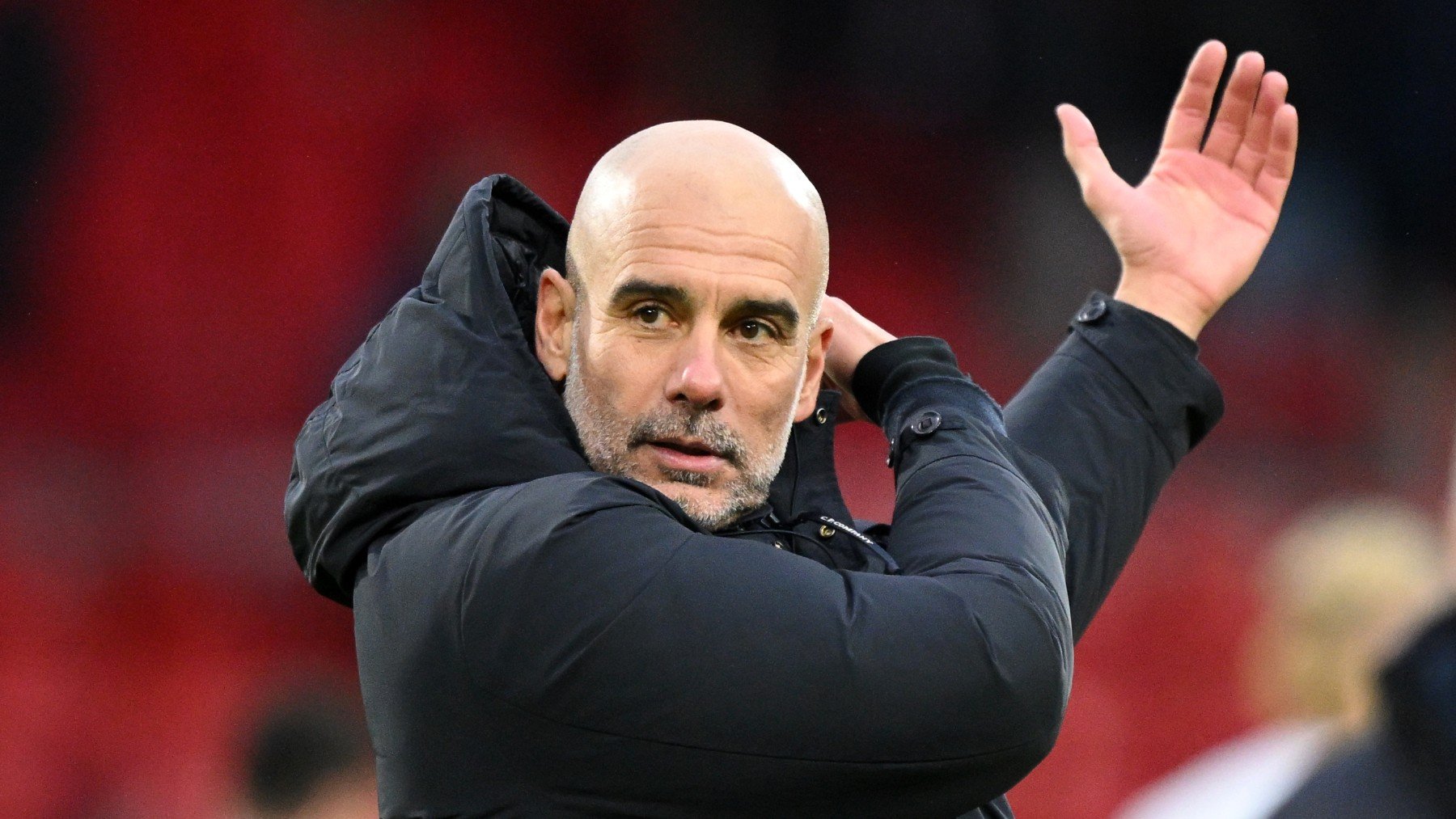 Pep Guardiola se vuelve a encarar con un cámara de televisión: gestos de cabreo y mirada amenazante