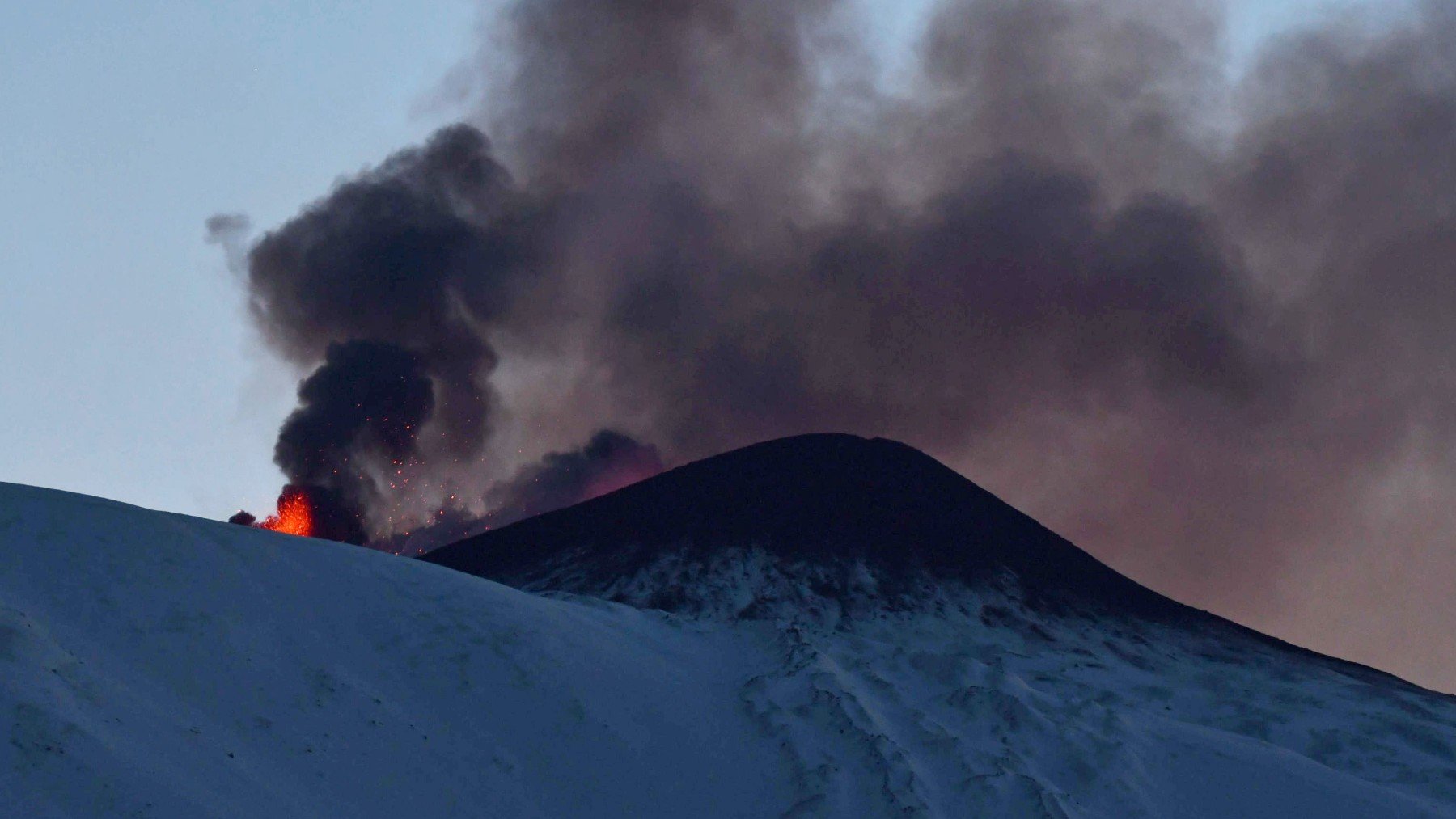 El Etna entra en una nueva fase eruptiva y deja espectaculares imágenes de lava y nieve en Sicilia