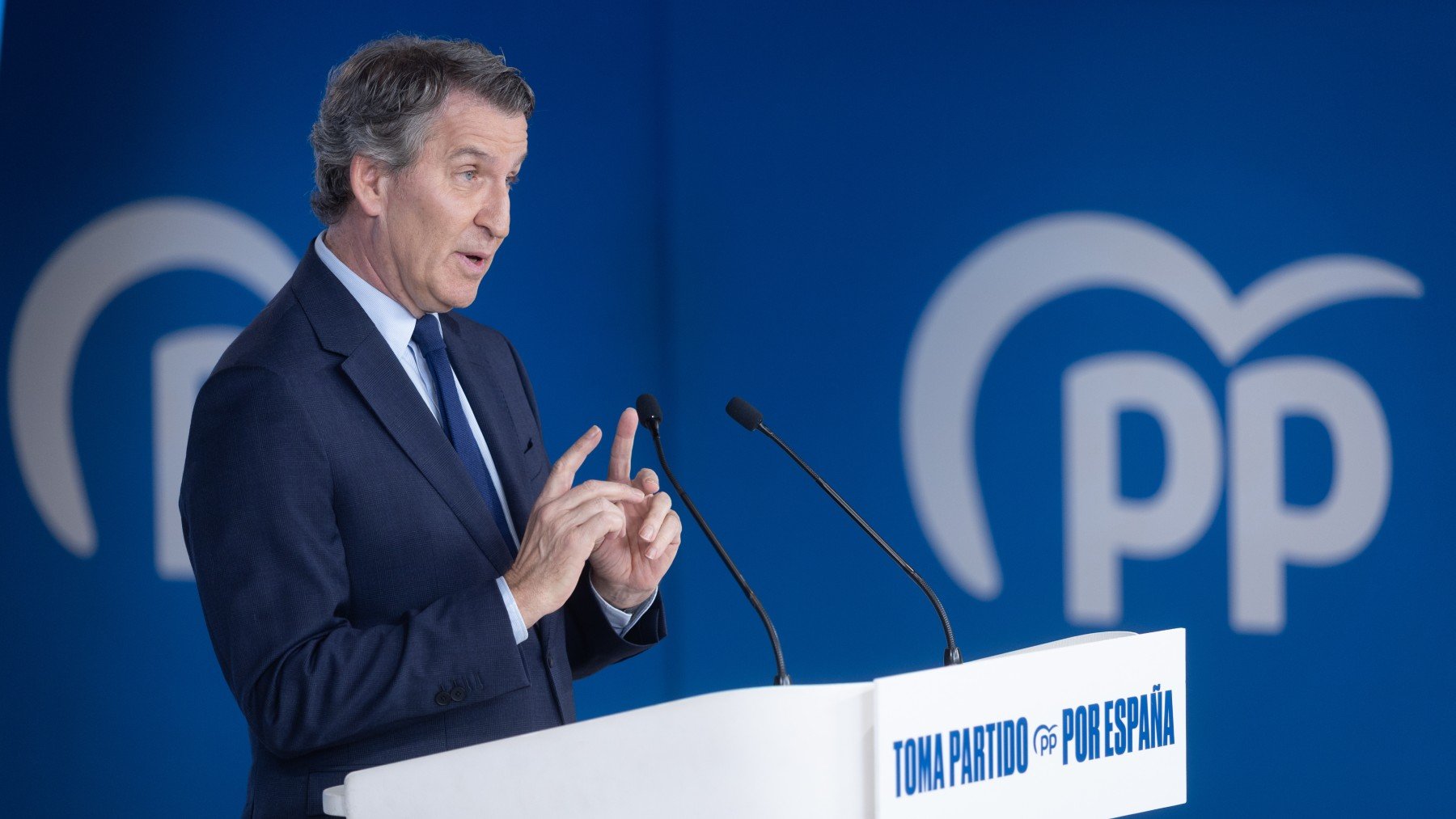 Feijóo retrata a Sánchez por cogerse 15 días de vacaciones cuando millones de españoles trabajan duro