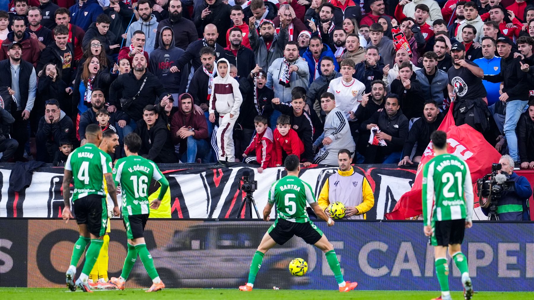 Apelación reduce la sanción al Sevilla por los incidentes en el derbi contra el Betis