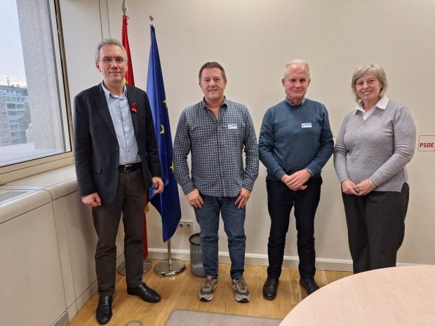 Javier Izquierdo (PSOE) en una reuni&oacute;n con la Plataforma de Afectados por la Okupaci&oacute;n.