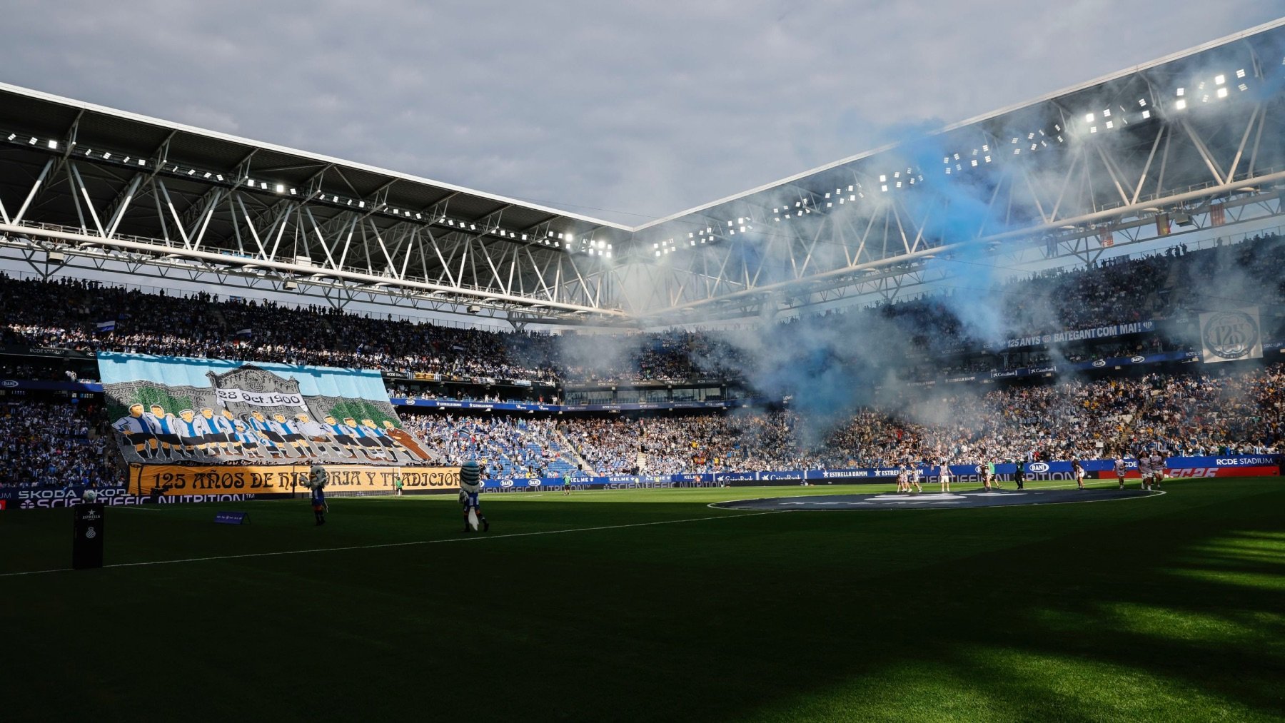 El Espanyol calienta el derbi prohibiendo la entrada a su estadio con simbología del Barcelona