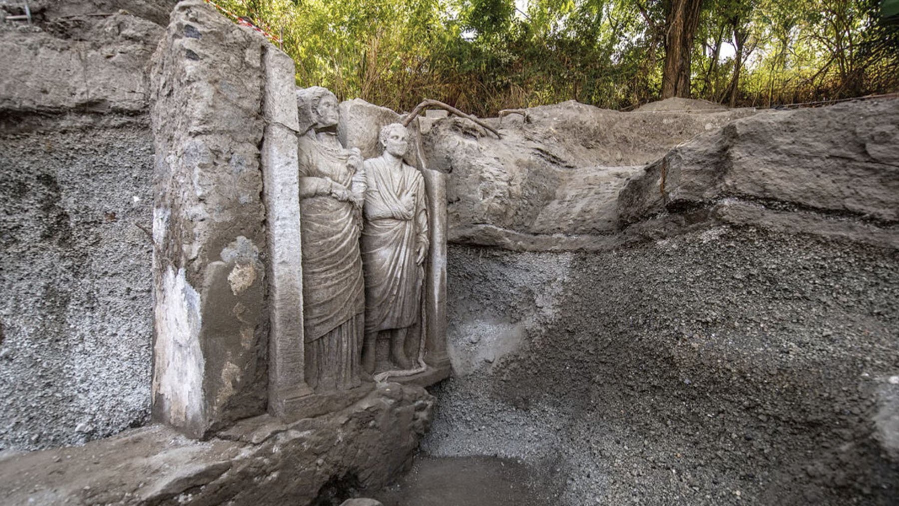 Conmoción brutal entre los arqueólogos tras hallar en Pompeya 2 estatuas humanas de tamaño natural