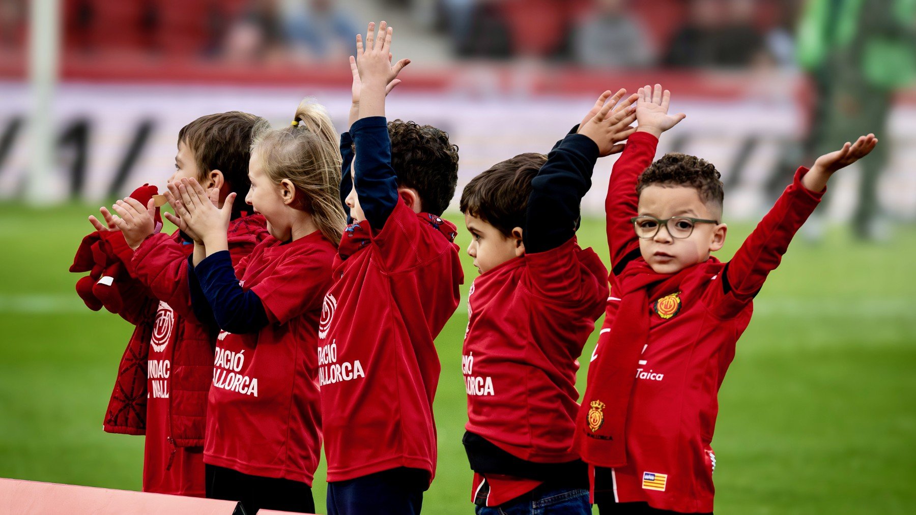 Pequeños aficionados con la camiseta del Mallorca.