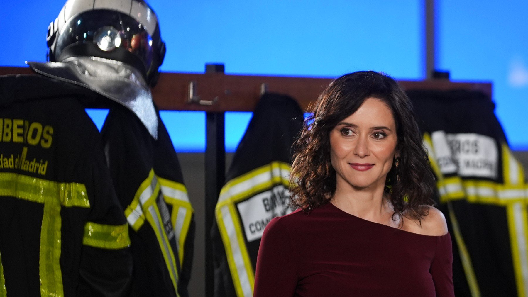 Ayuso despide el año desde un parque de bomberos: Anteponen su vida para salvar la nuestra