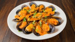 Un plato de mejillones