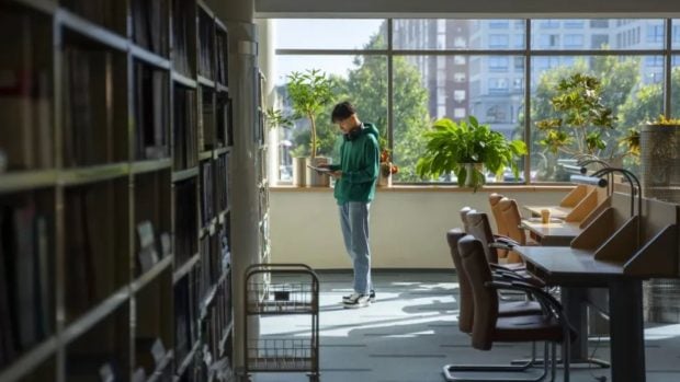 Un joven en una residencia de estudiantes