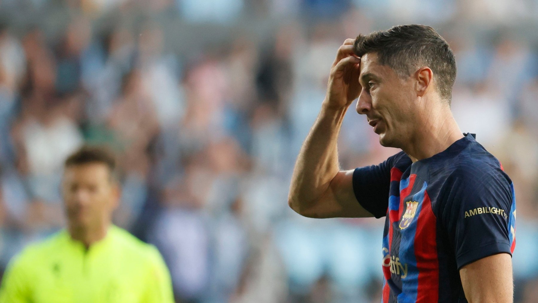 Robert Lewandowski se lamenta  con el Barça. (EFE)