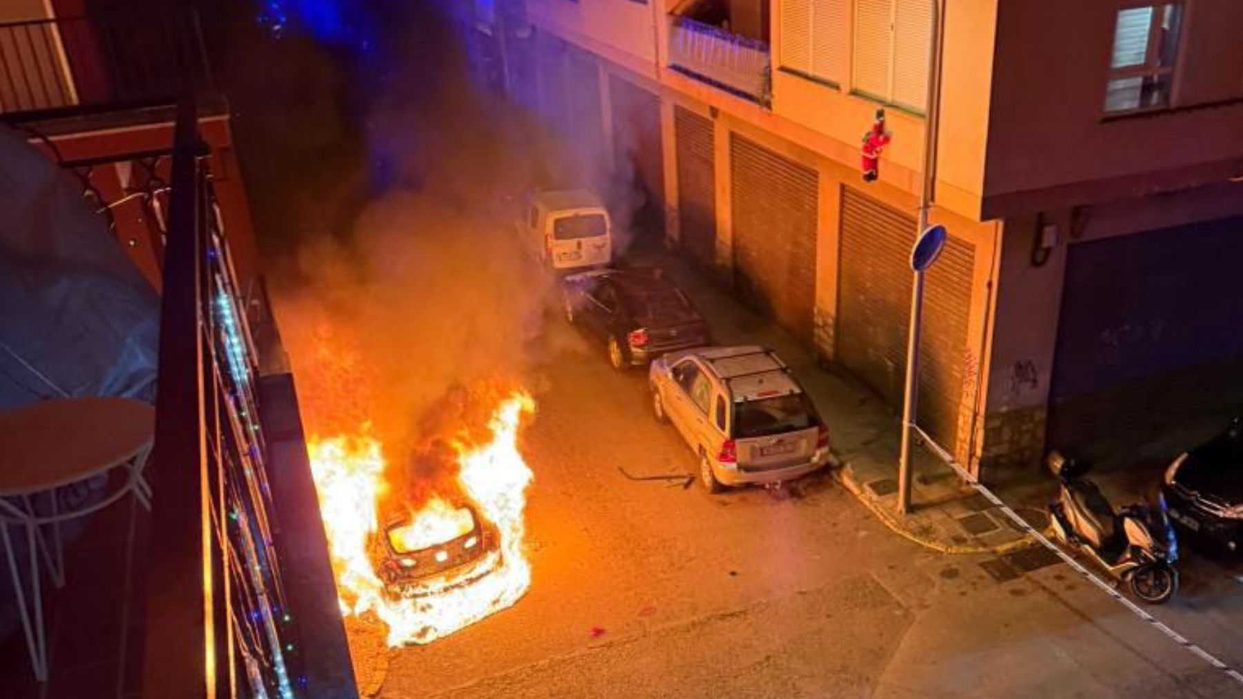 Imagen de uno de los cuatro incendios declarados en la madrugada de Año Nuevo.