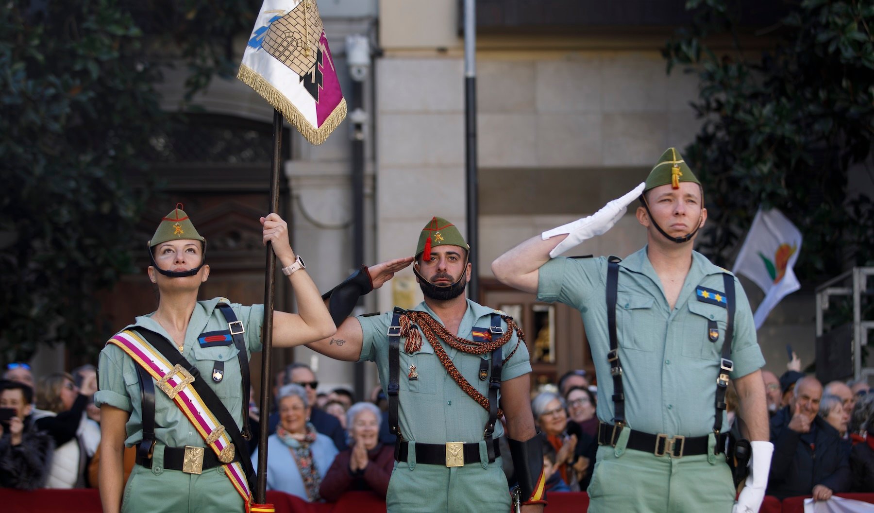 La Legión vuelve a desfilar en Granada para celebrar la Reconquista y la izquierda rabia: Ultraderecha