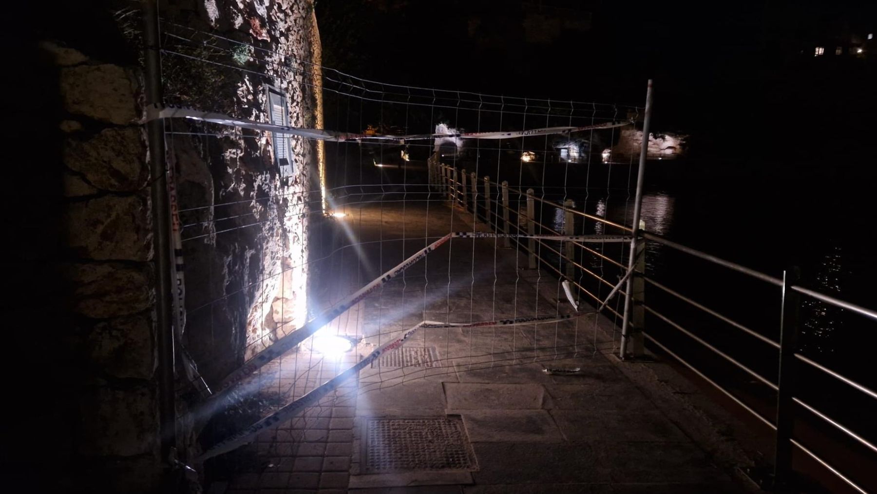 Un desprendimiento de rocas obliga a precintar el paseo marítimo de las Coves Blanques, en Manacor