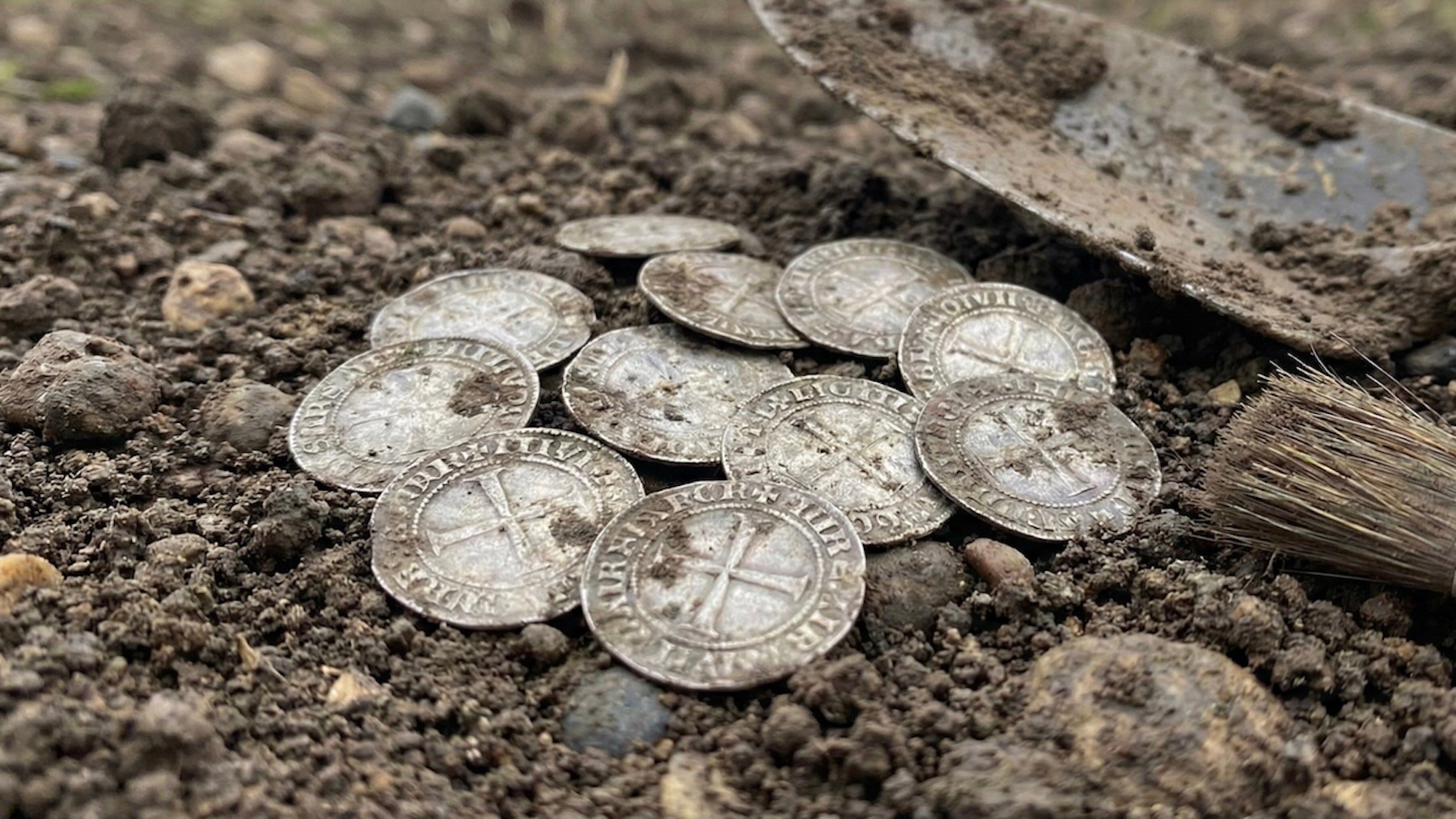 Recreación de unas monedas enterradas.