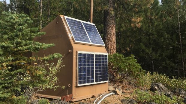 El USGS instal&oacute; una red de monitoreo s&iacute;smico en el volc&aacute;n Newberry en 2011. Foto: (USGS).