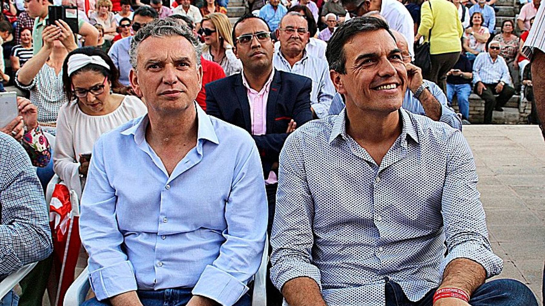 Sánchez también tiene su foto con el líder socialista en Extremadura denunciado por acoso laboral