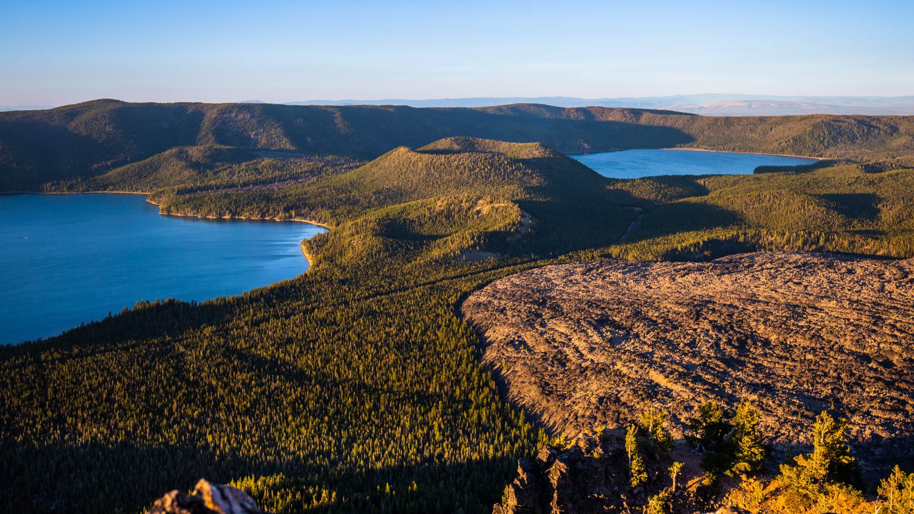 Volcán Newberry, donde se está desarrollando un destacado proyecto de energía geotérmica.