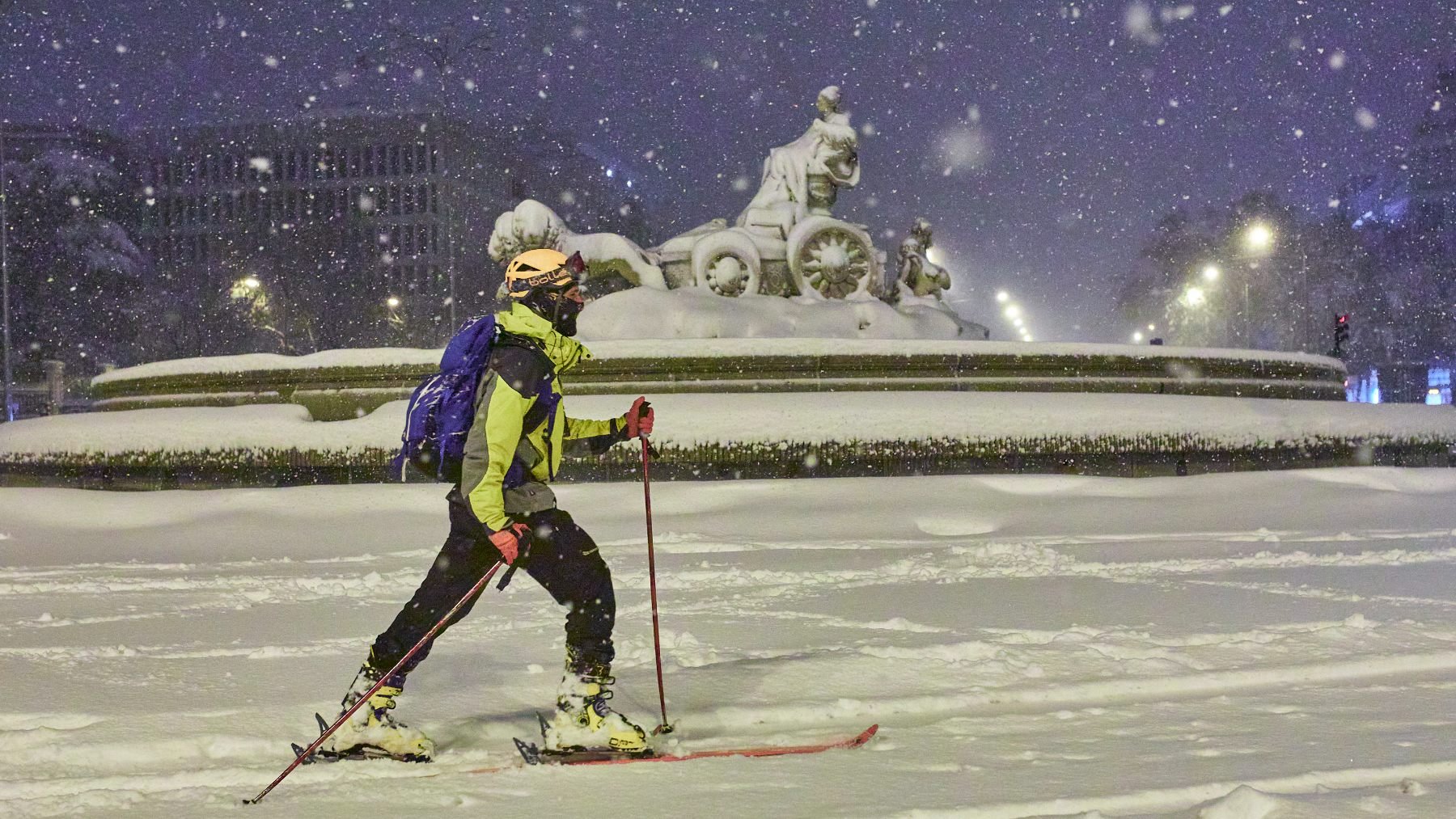 Una persona en Cibeles tras la tormenta Filomena en Madrid en 2021. (Foto: Europa Press)