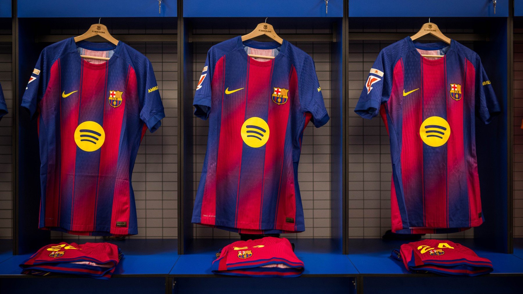 El Barcelona jugará de azulgrana en campo del Espanyol diez años después