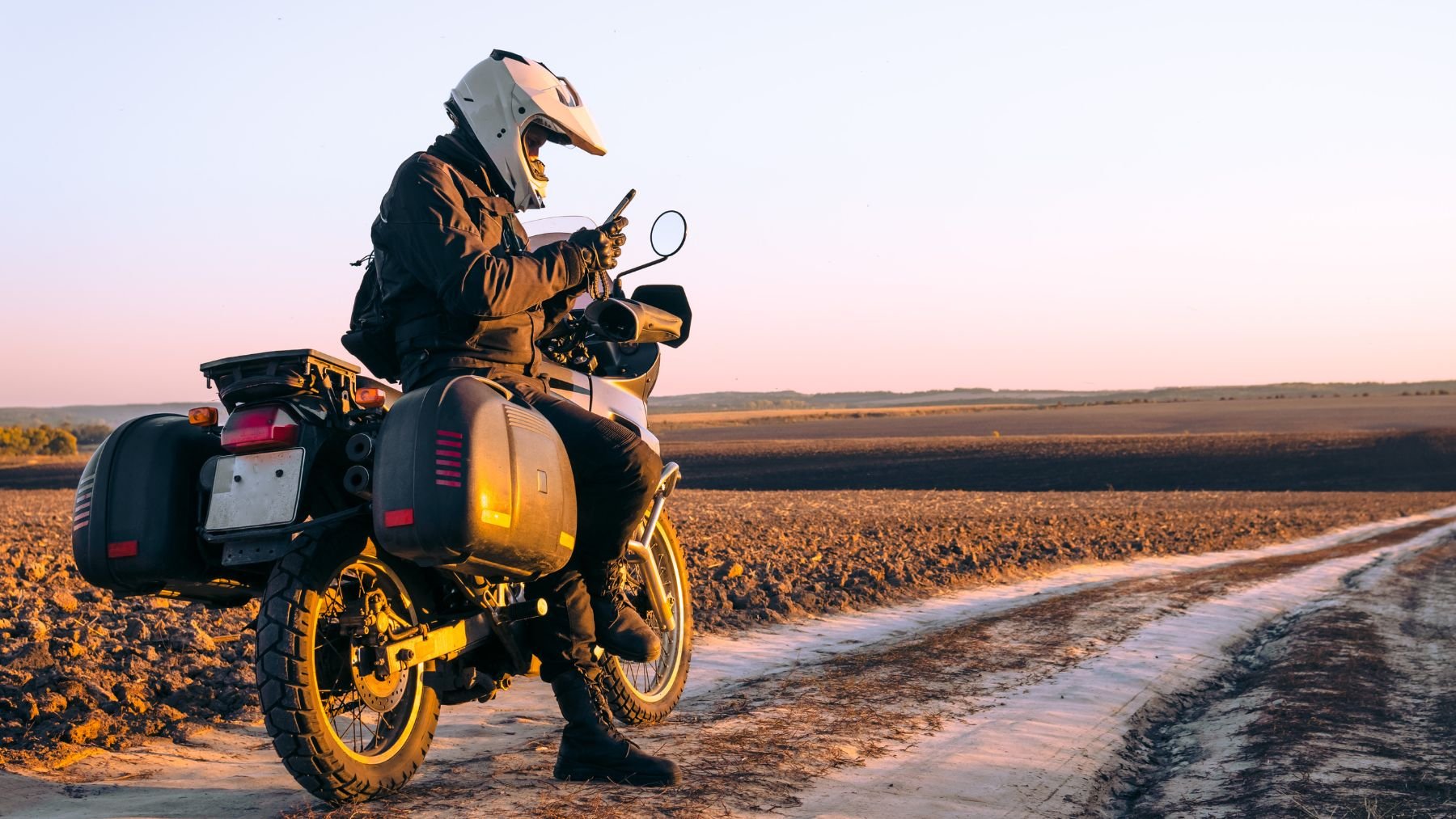 Un motorista parado en un carril.