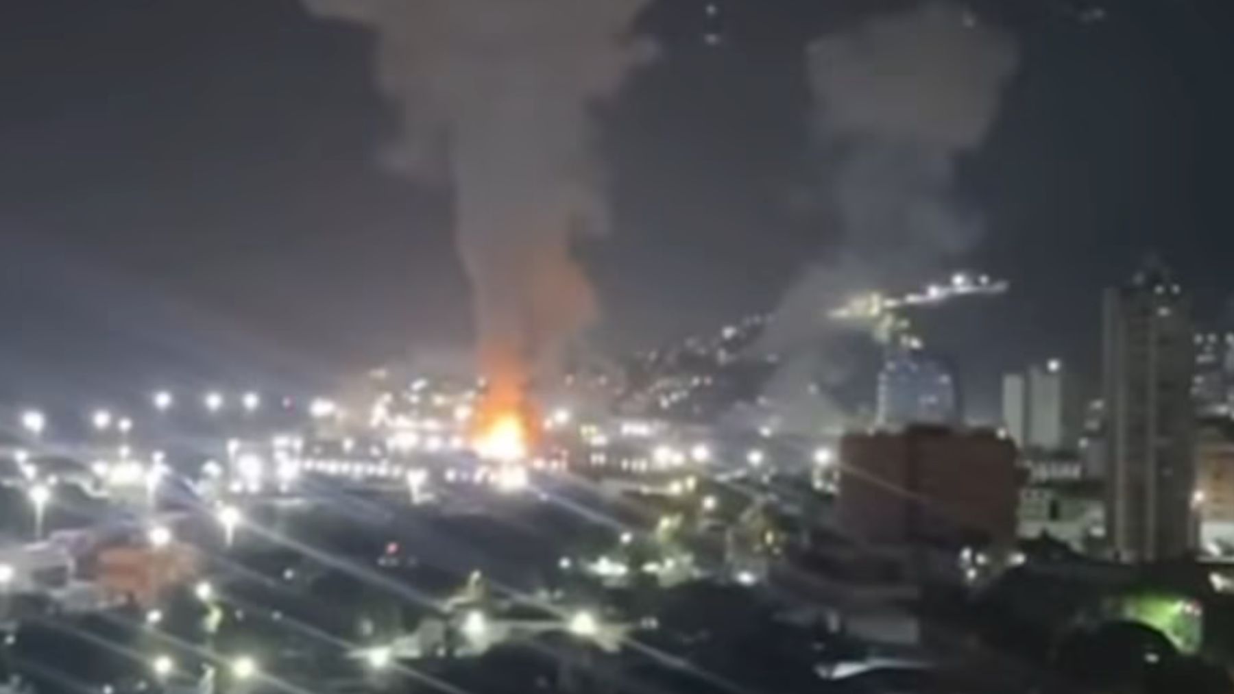 Al menos siete explosiones en Caracas en una operación aérea de EEUU contra la narcodictadura de Maduro