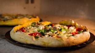 Cómo se pronuncia pizza en español según la RAE, por qué pizza es un extranjerismo crudo, cómo decimos pizza en castellano, cómo se escribe pizza en español según la RAE.