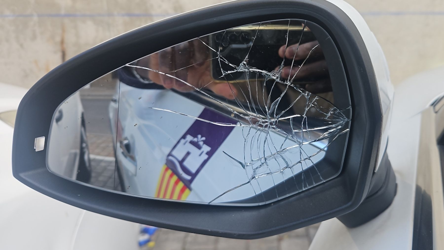Noche de furia en Palma: una pareja ataca a un taxista y destroza su taxi tras una violenta pelea