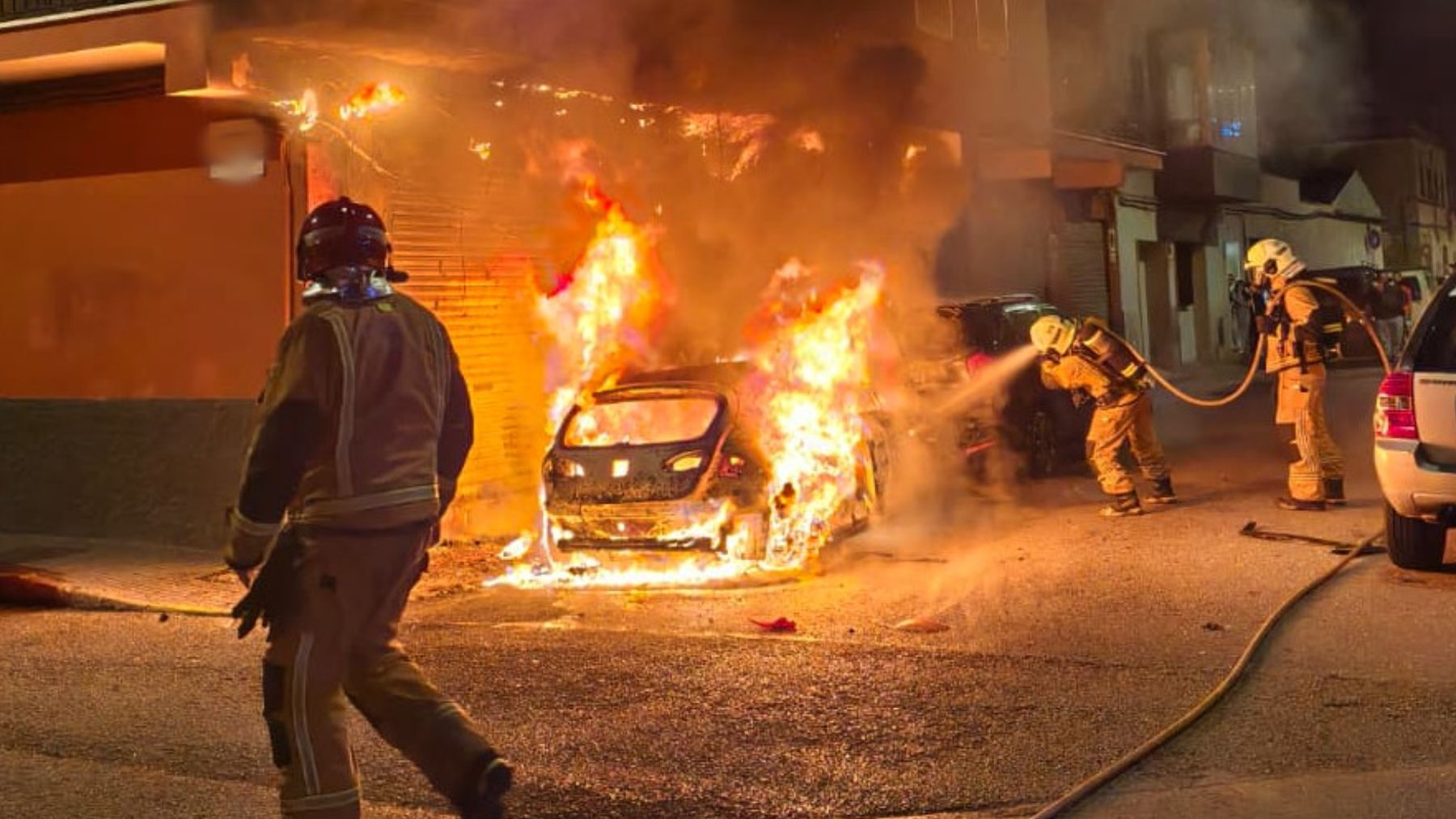 Detenidos dos jóvenes pirómanos por incendiar contenedores junto a viviendas habitadas en Palma