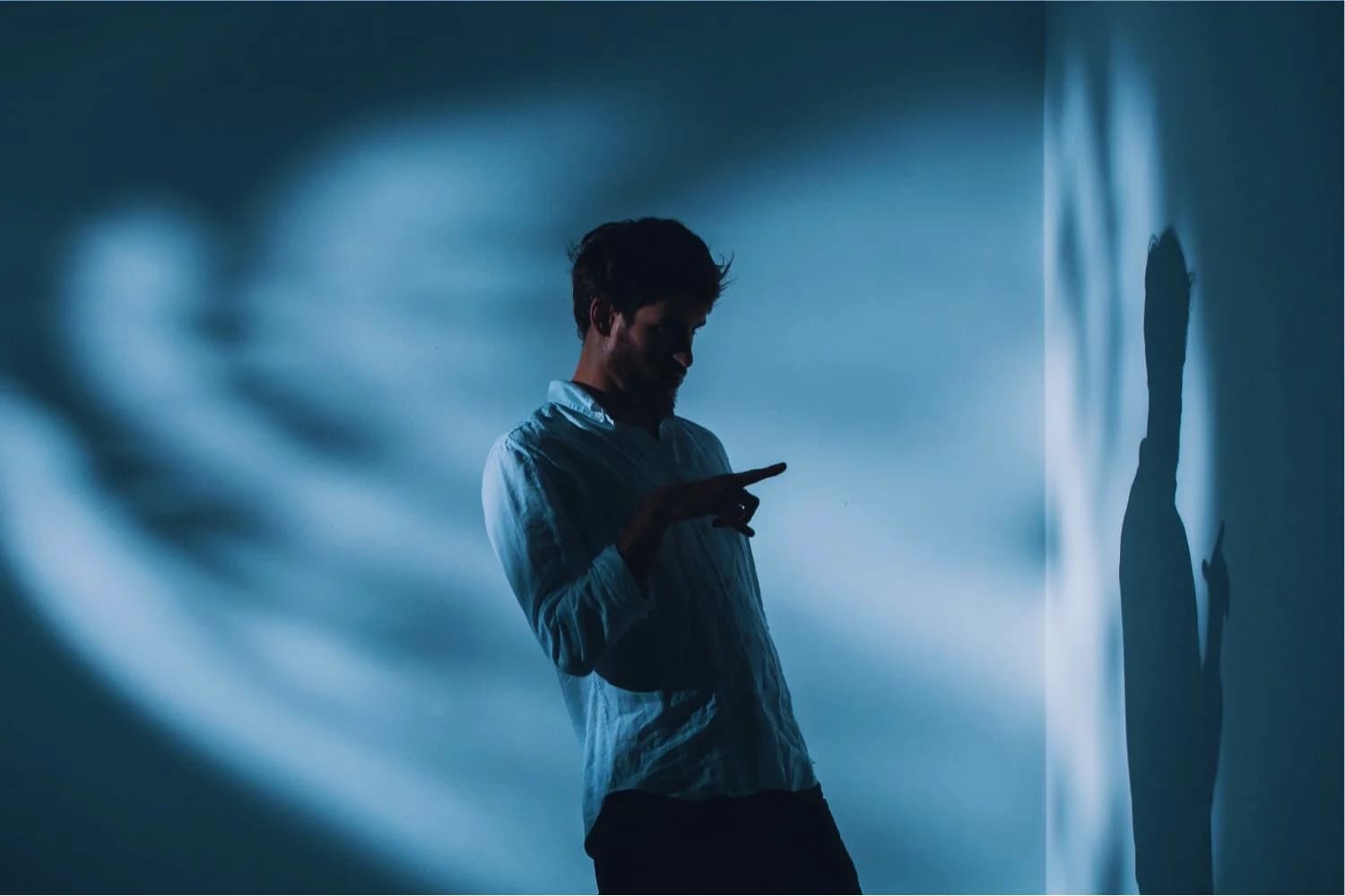 Hombre habla solo en su habitación.