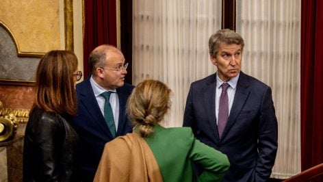 Alberto Núñez Feijóo, presidente del PP junto a miembros de su grupo. (EP)